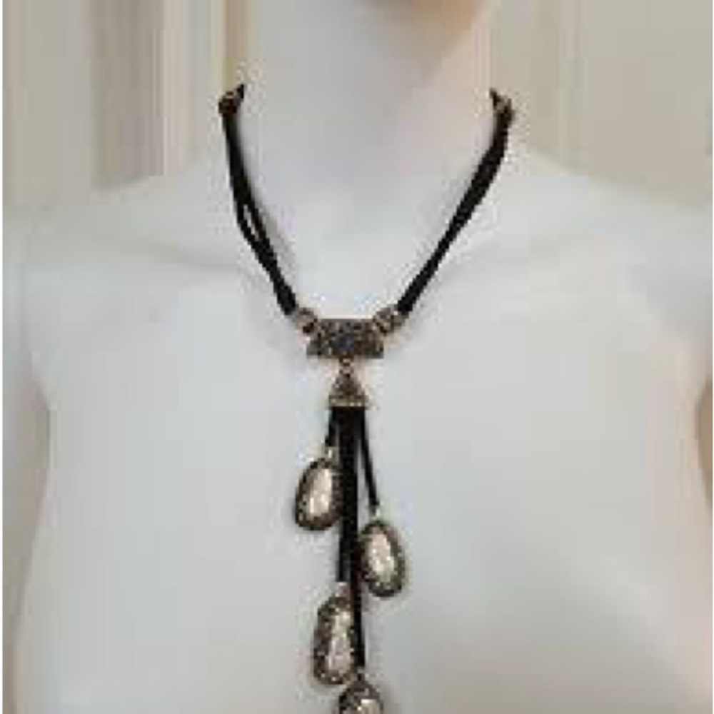 Elegant Gold and Black Pearl Pendant Necklace